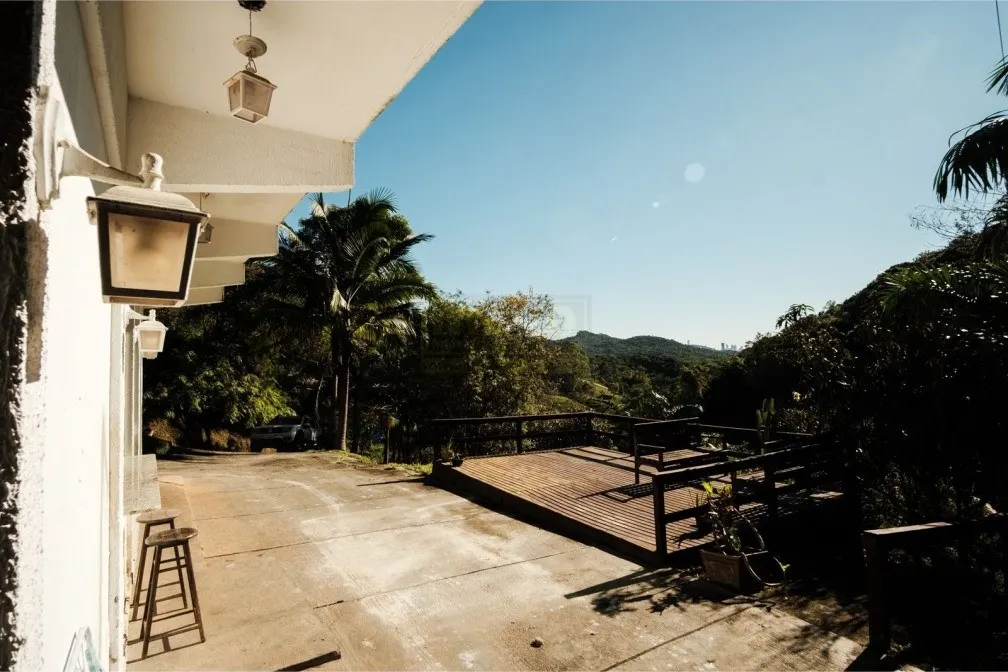 Deck ao lado da casa
