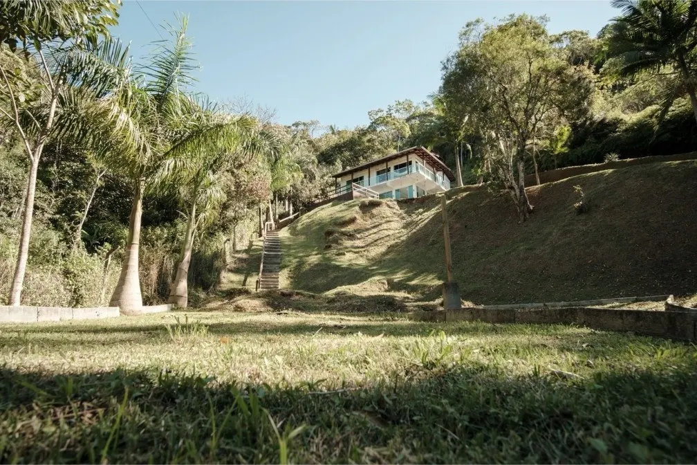 Gramado do campinho com a casa ao fundo
