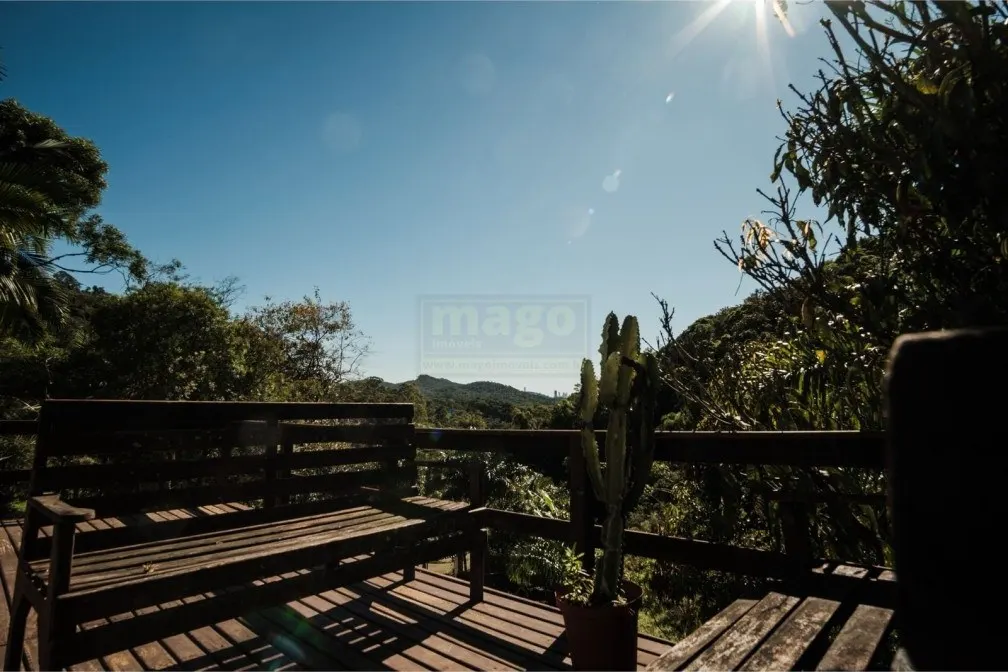 Deck de madeira com vista para a serra