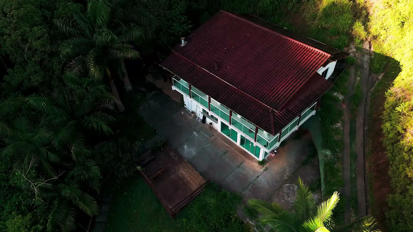 Vista aérea da casa cercada pela mata